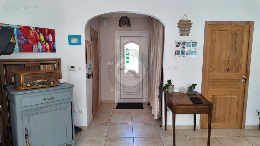 Entrée - Maison Contemporaine avec Terrasse à Proximité