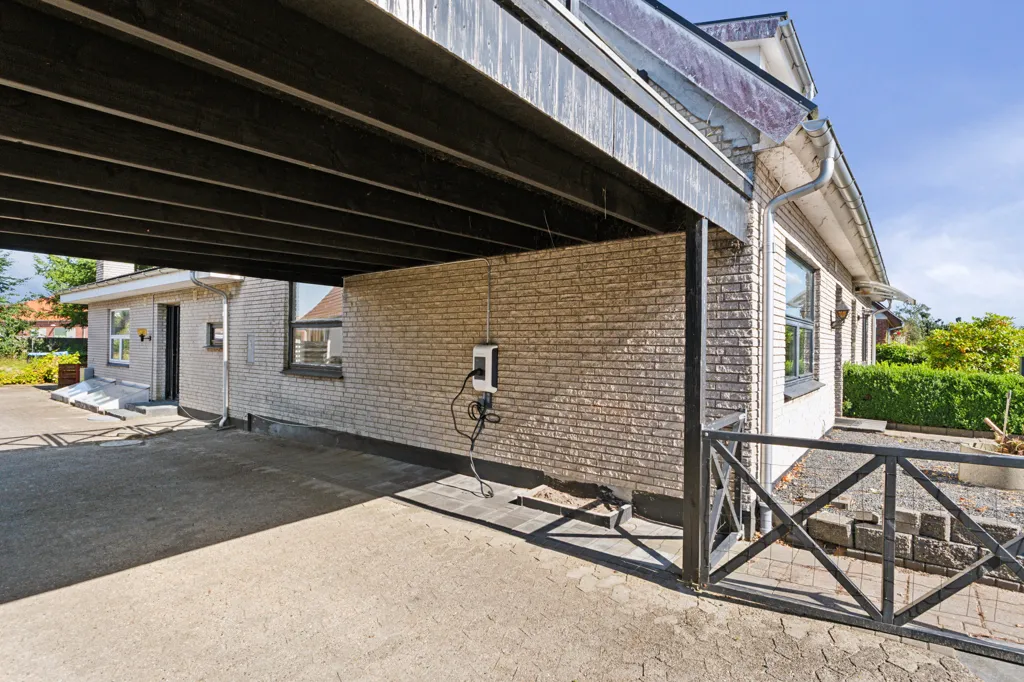Garage - Terraced House with Carport in Brande