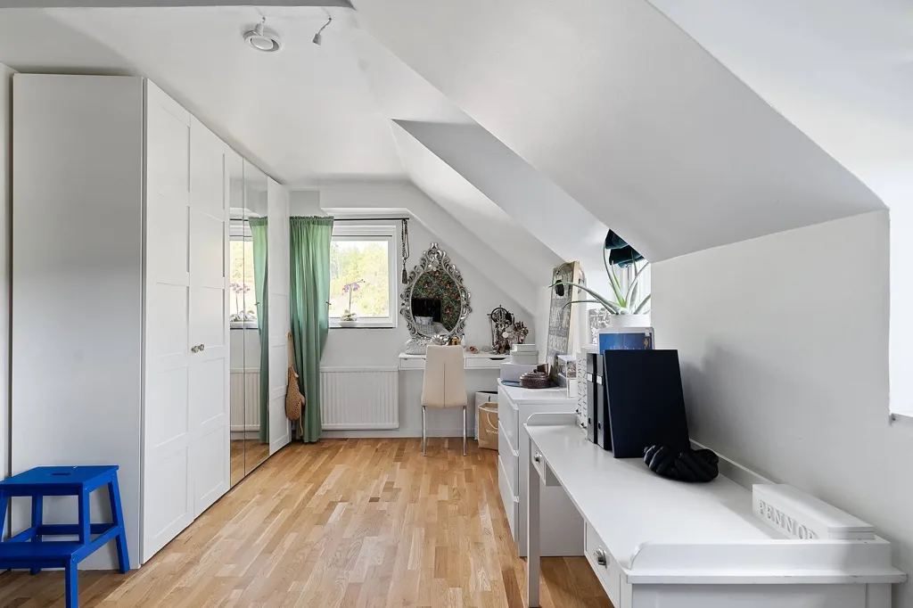 Toad - Renovated Terraced House with Corner Plot