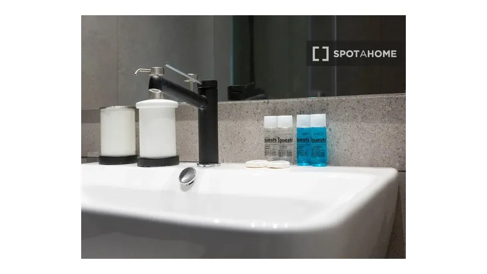 Bagni - 1-Bedroom Apartment with Balcony in El Raval