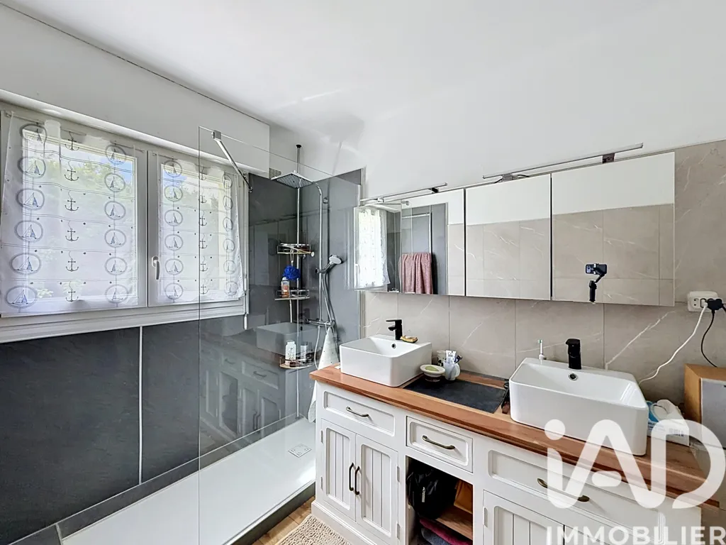 Salles de bain - Maison Traditionnelle avec Jardin à Plomeur