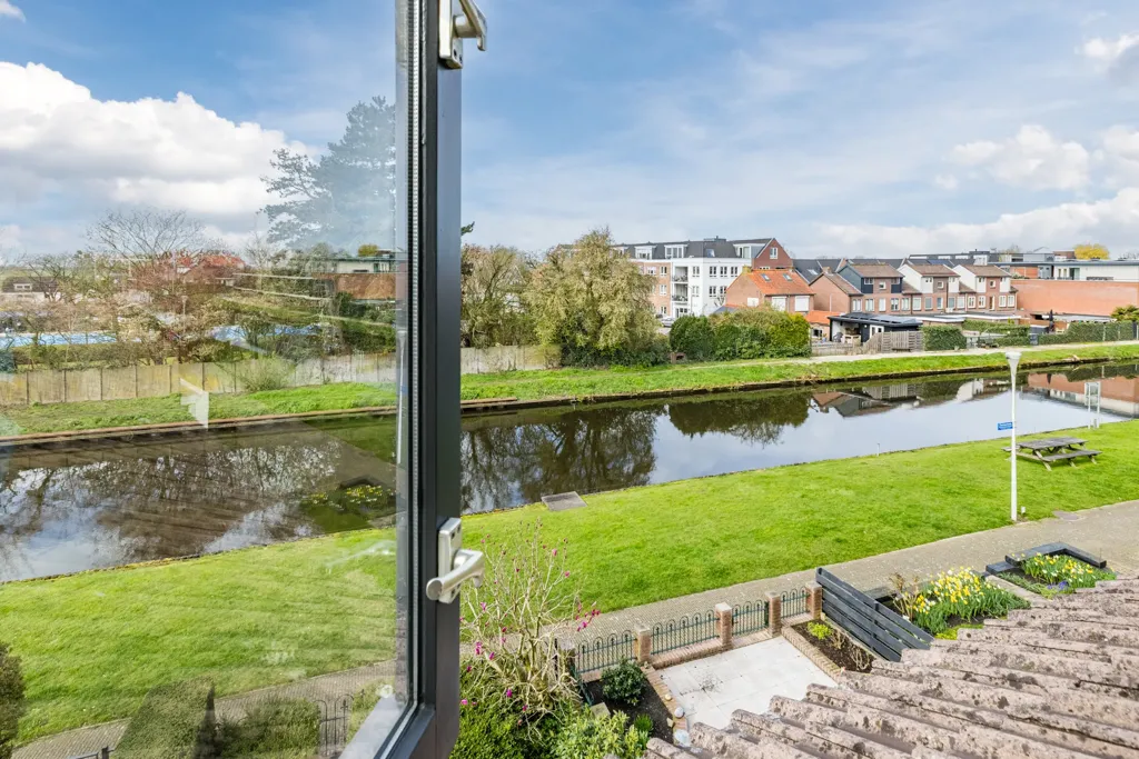 Balcon - Modern Tussenwoning with Water View in IJssel