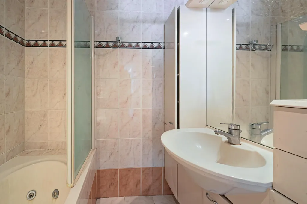 Salles de bain - Apartment with Green View in 's-Gravenhage