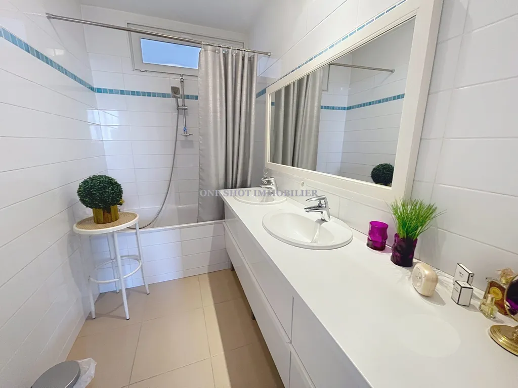 Bathrooms - Top-Floor Flat with City View in Orléans
