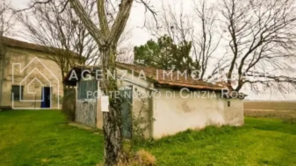 Exterior - Rustic Property with Garden in Ravenna