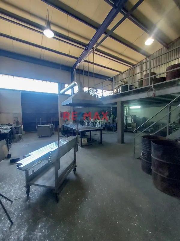 Rooms - Industrial Space with Workshop in Mandra