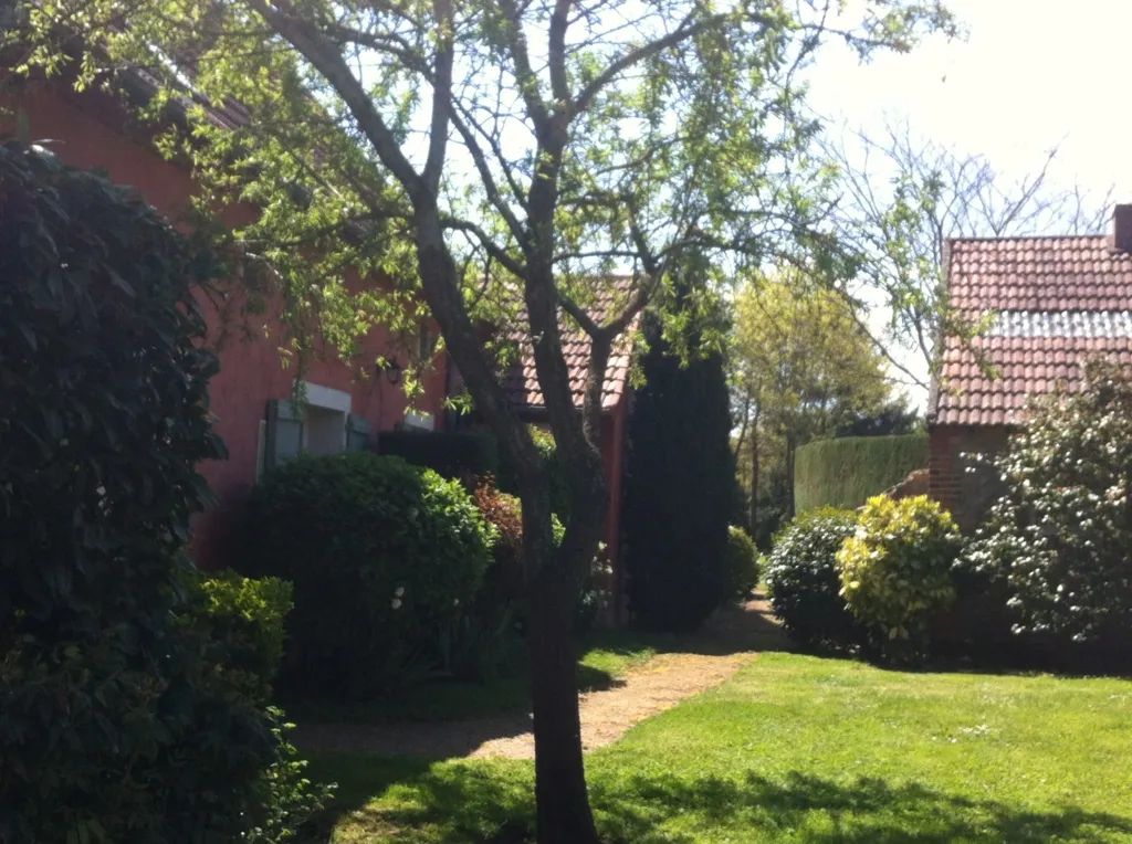 Jardin - Maison de 9 Pièces avec Piscine à Premilhat