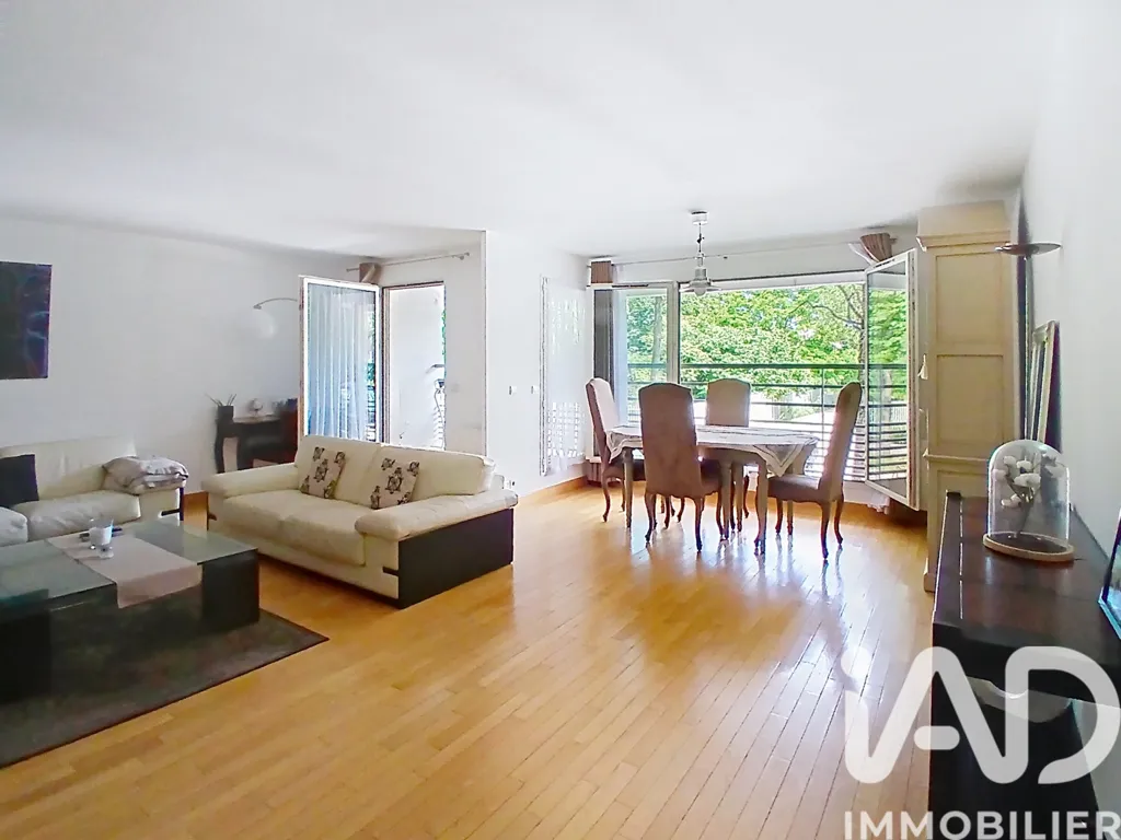 Séjour - Appartement Luxe avec Balcon à Buttes-Chaumont