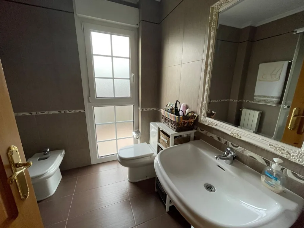 Bathrooms - Chalet with Large Garden in Barcena de Cicero