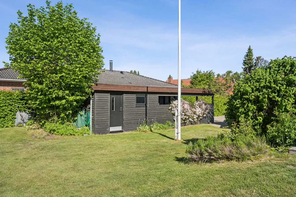 Giardino - Modernised Villa with Garden in Virum