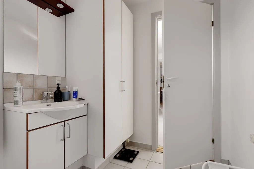 Bagni - Classic 2-Bedroom Apartment with Bay Window in Denmark