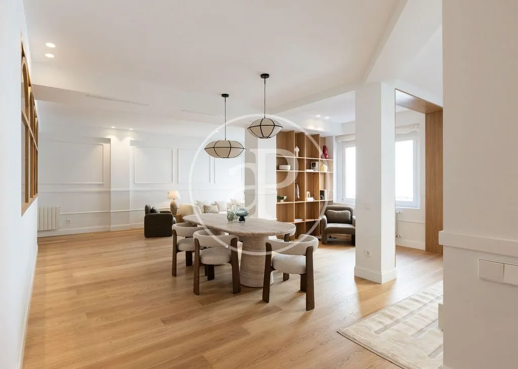 Dining Room - Luxury Flat with High Ceilings in Salamanca