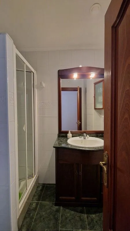 Salles de bain - Open-Plan Flat with Garage in Torrelavega