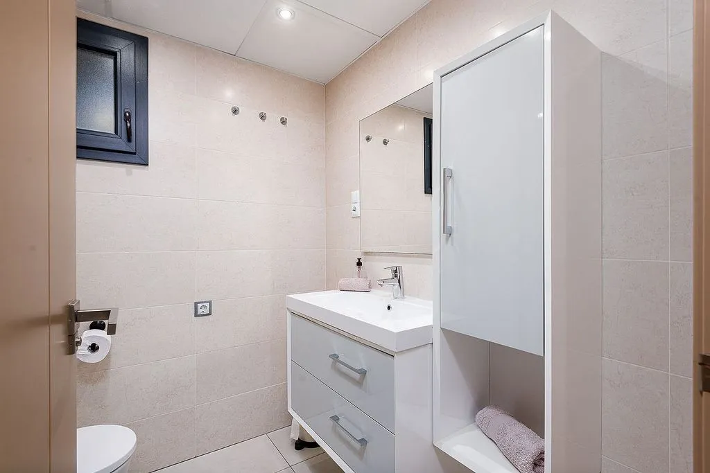 Bathrooms - Apartment with Pool and Sea View in Infinity View