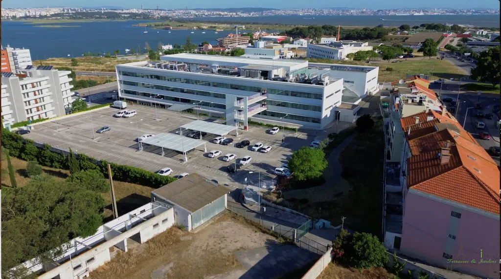 Vue aérienne - Strategic Plot with River Views in Seixal