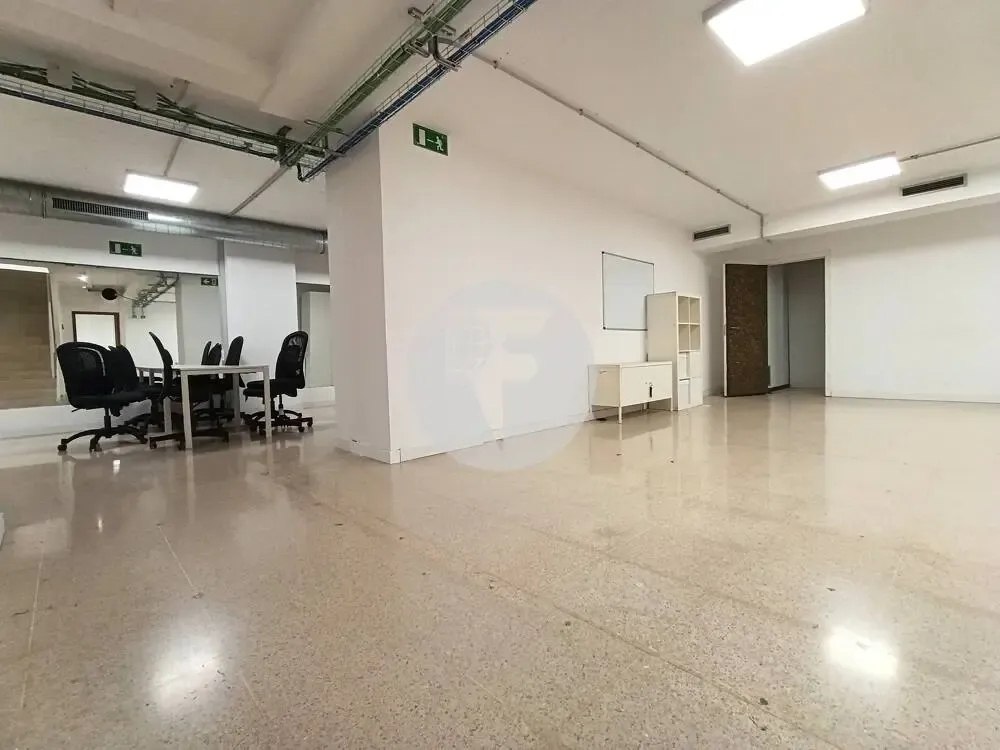 Bureau - Commercial Space with Large Facade in Comte Borrell