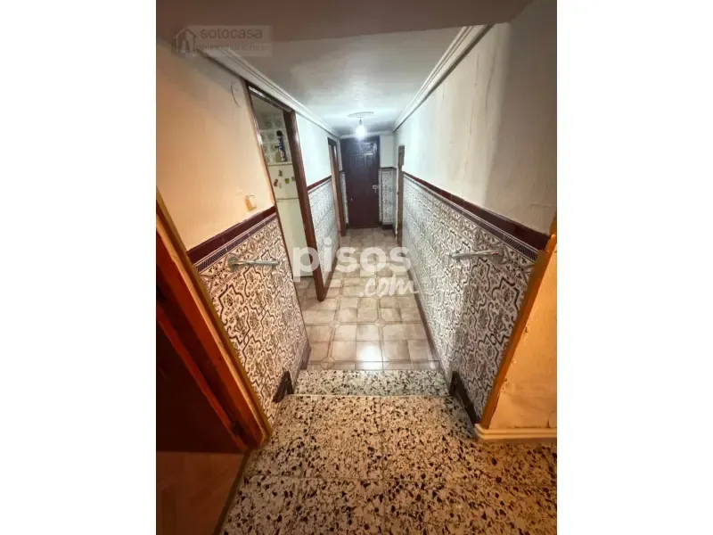 Esik - Six-Bedroom House with Large Plot in Renedo de Esgueva