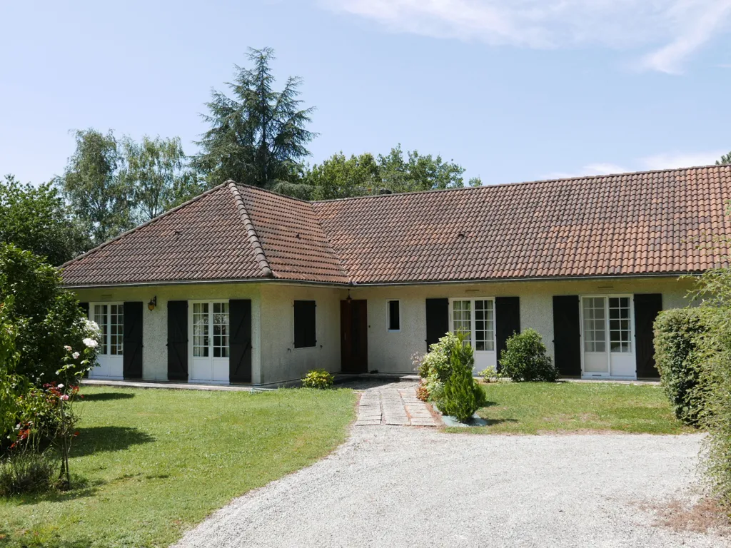 Välivaade - Spacious House with Pool in Saint-Astier