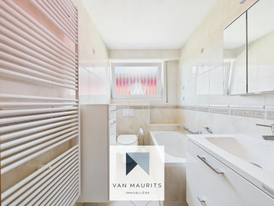 Salles de bain - Maison Trois Façades avec Jardin à Soleuvre