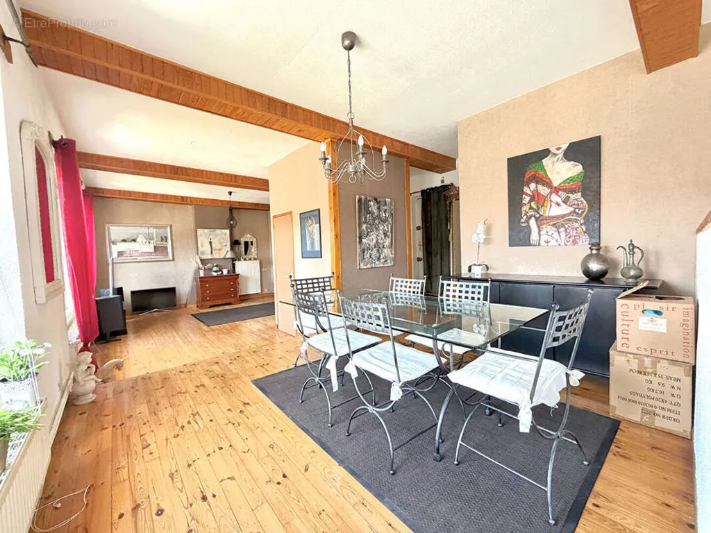 Salle à manger - Appartement Duplex Calme avec Vue Cour à Couriot