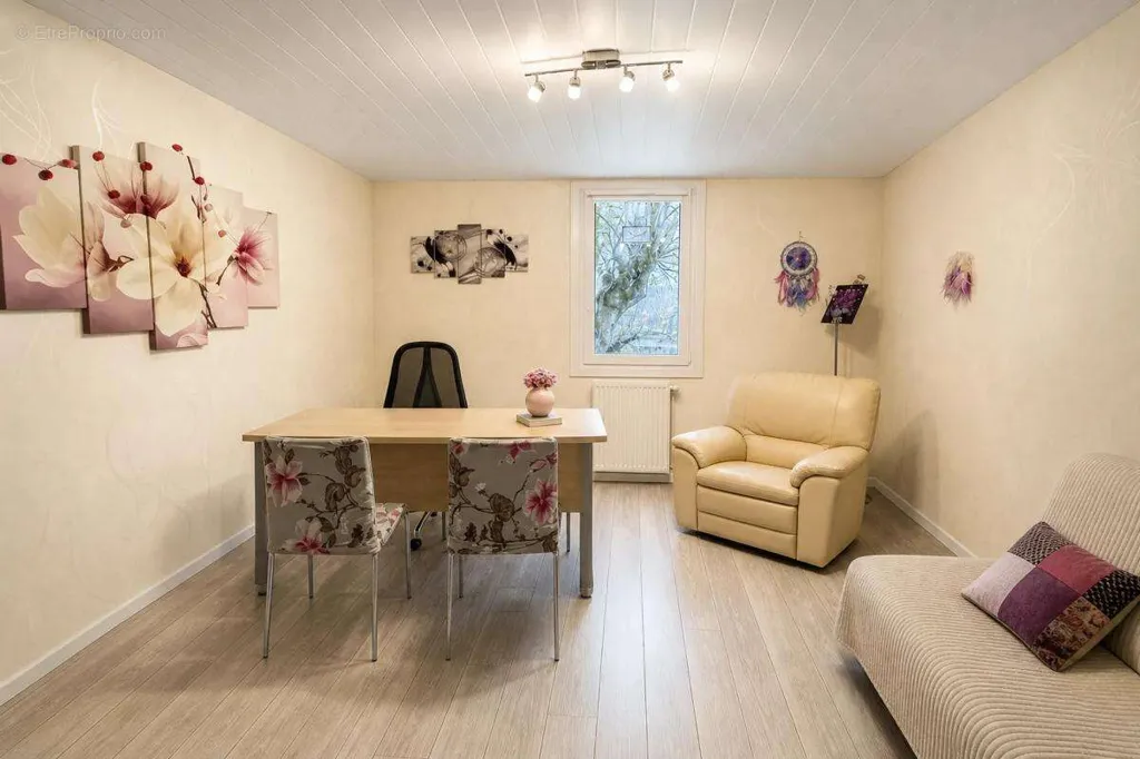 Salle à manger - Propriété de 10 Pièces avec Vue Montagne à Les Abrets