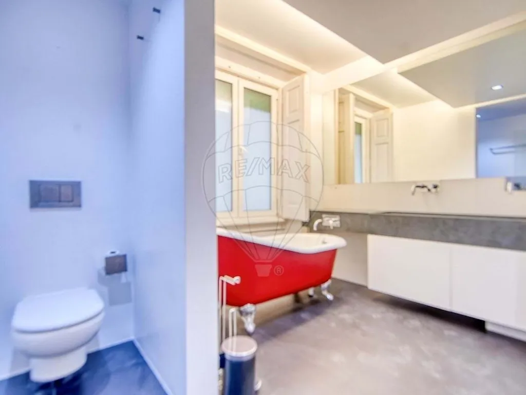 Salles de bain - Lisbon Condo with Terrace and Fireplace