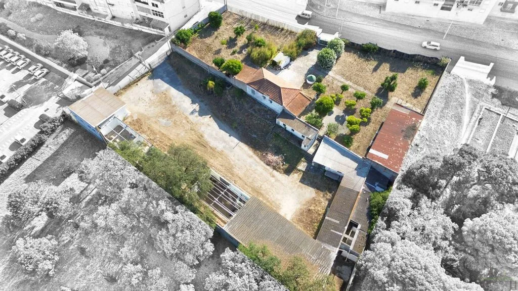 Vue aérienne - Strategic Plot with River Views in Seixal