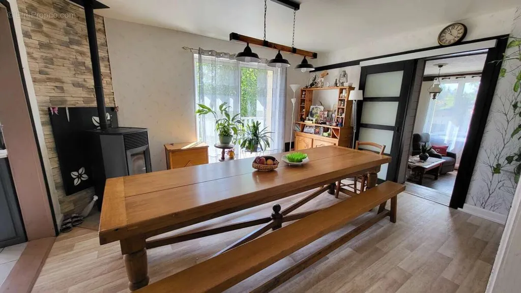 Salle à manger - Maison de Plain-Pied avec Dépendance dans un Cadre Naturel