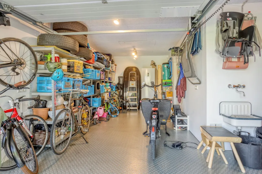 Garage - Semi-Detached House with Panoramic Views in Leiderdorp