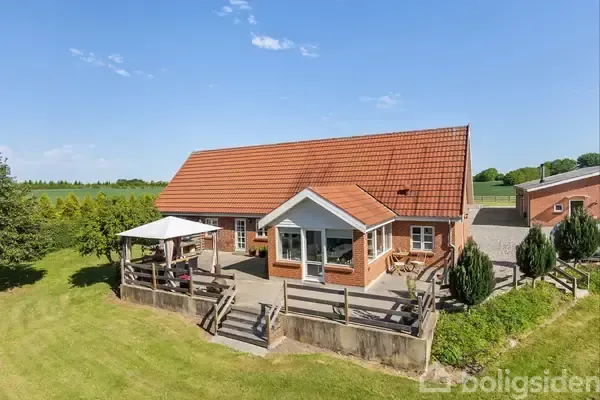 Õhuvaade - Mixed-Use Farmhouse with Large Garden in Sabro