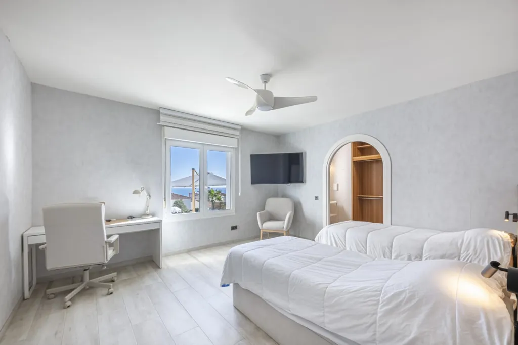 Chambres - Refurbished Villa with Sea Views in La Duquesa