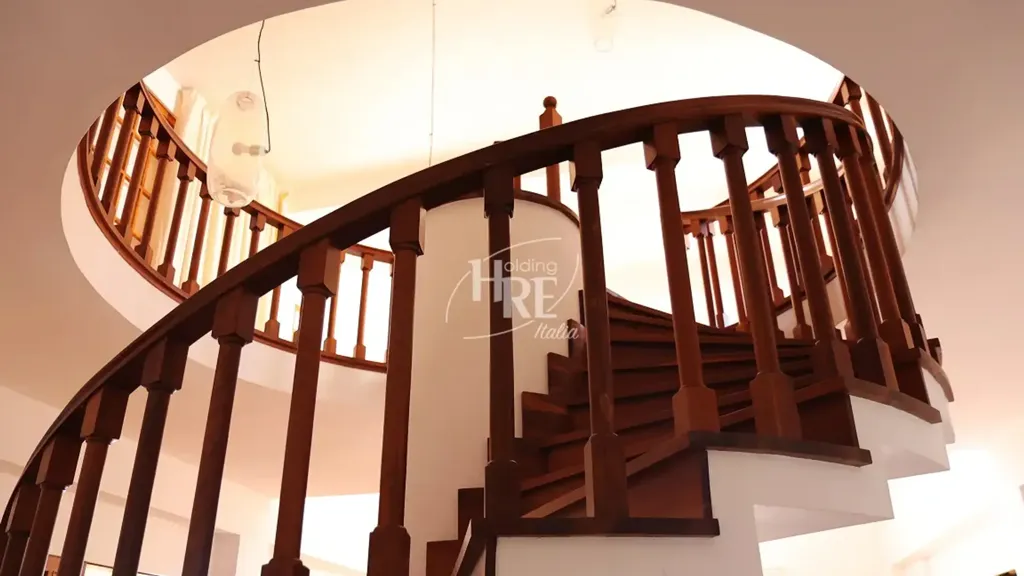 Pièces - Architectural Villa with Central Staircase in Amantea