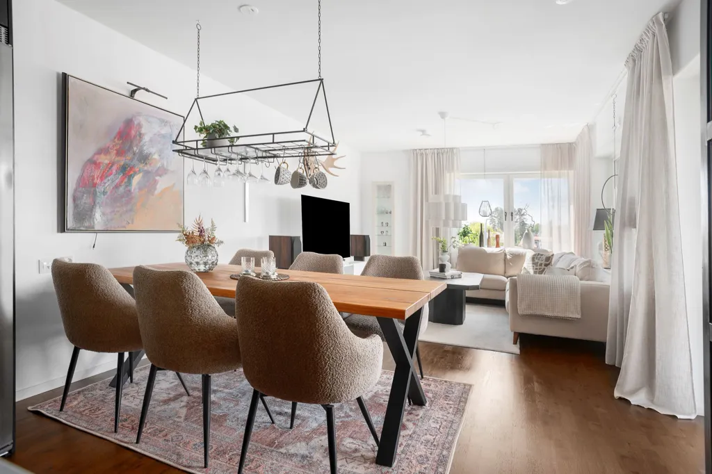Dining Room - Bostadsrätt with South-West Balcony in Teg