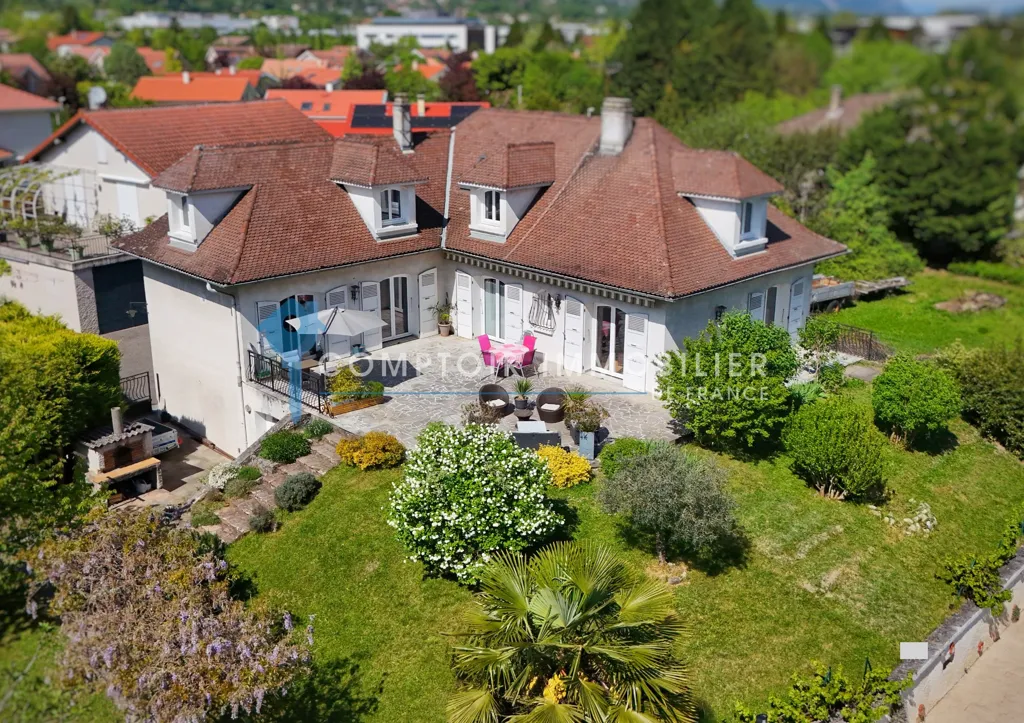 Vue aérienne - Maison avec Vue Panoramique et Piscine à Meylan