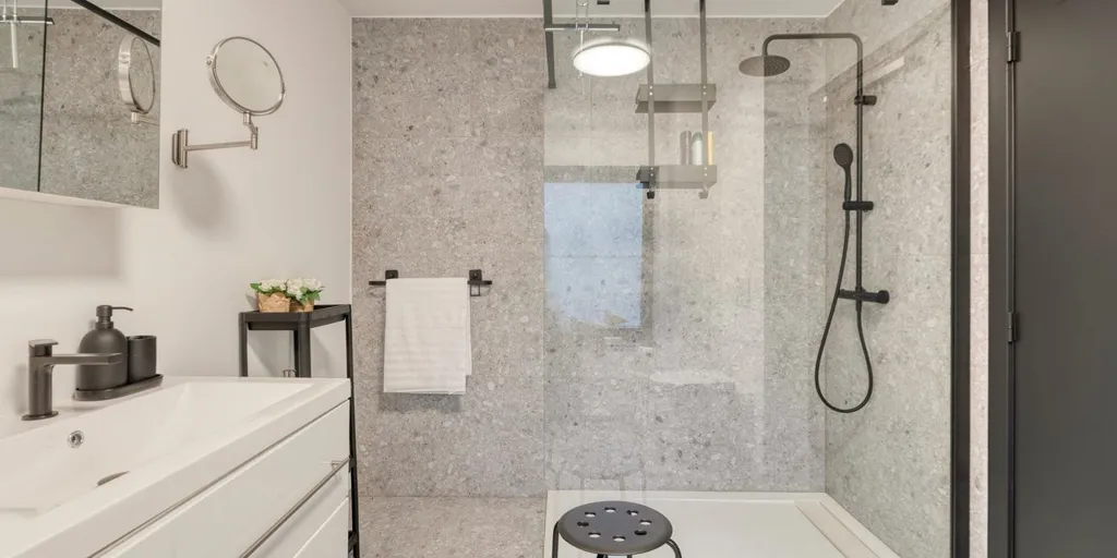 Bathrooms - Characterful Flat with Impressive Interior in Oud-Rekem