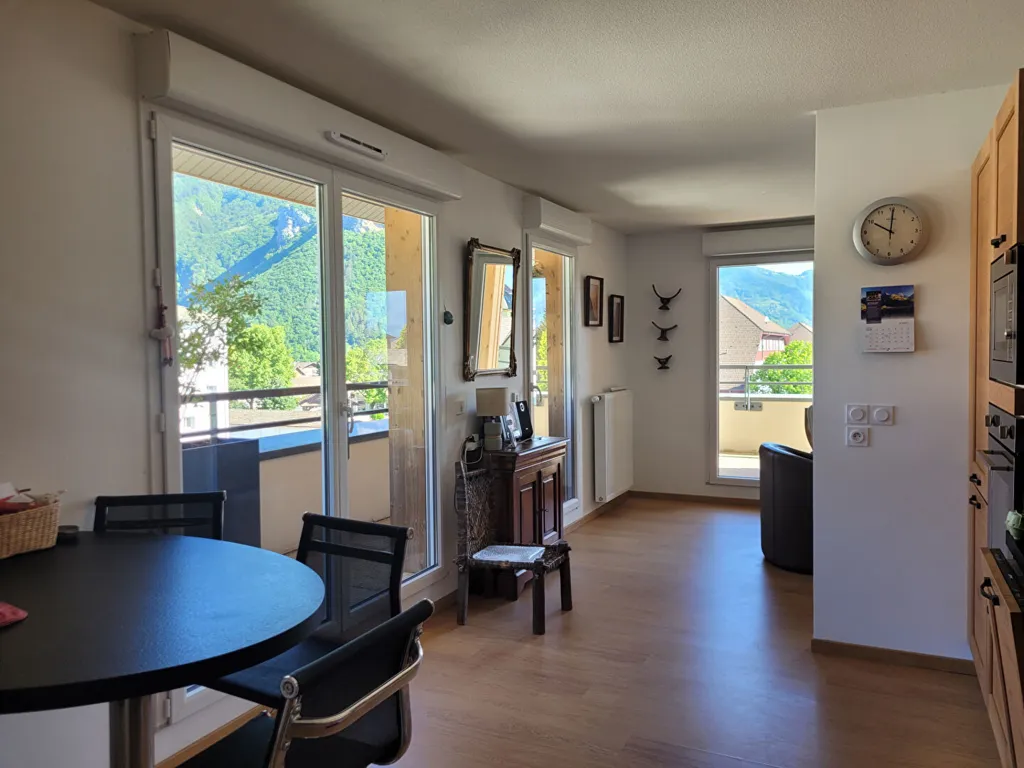Söögituba - 4-Piece Flat with Mountain View in Faverges