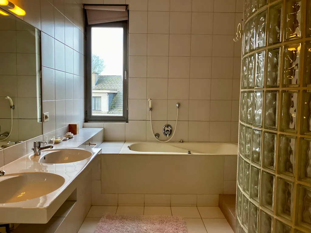 Salles de bain - Maison à Quatre Niveaux avec Terrasse et Jardin à Grobbendonk