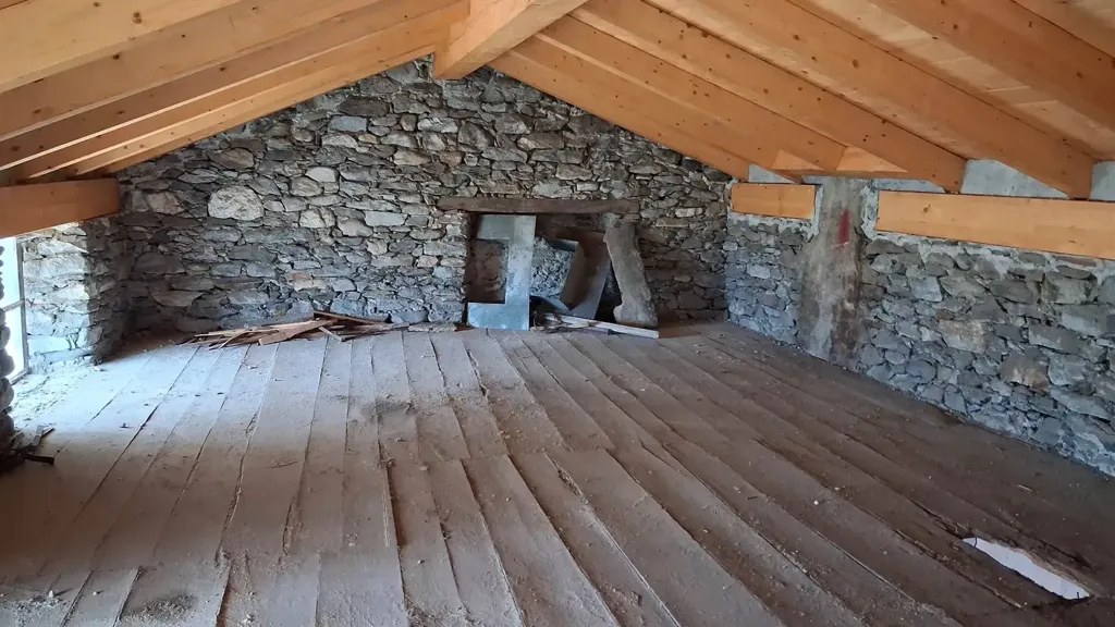 Toad - Quadrilocale to Renovate in Samolaco