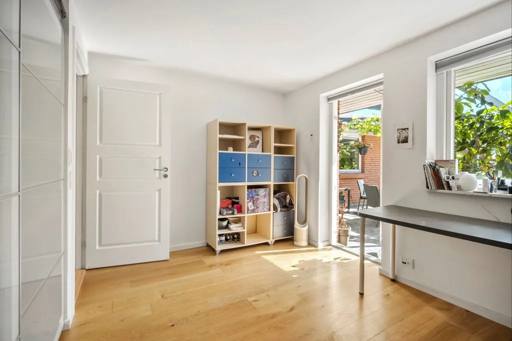 Bureau - Stone Villa with Heated Garage in Dragør