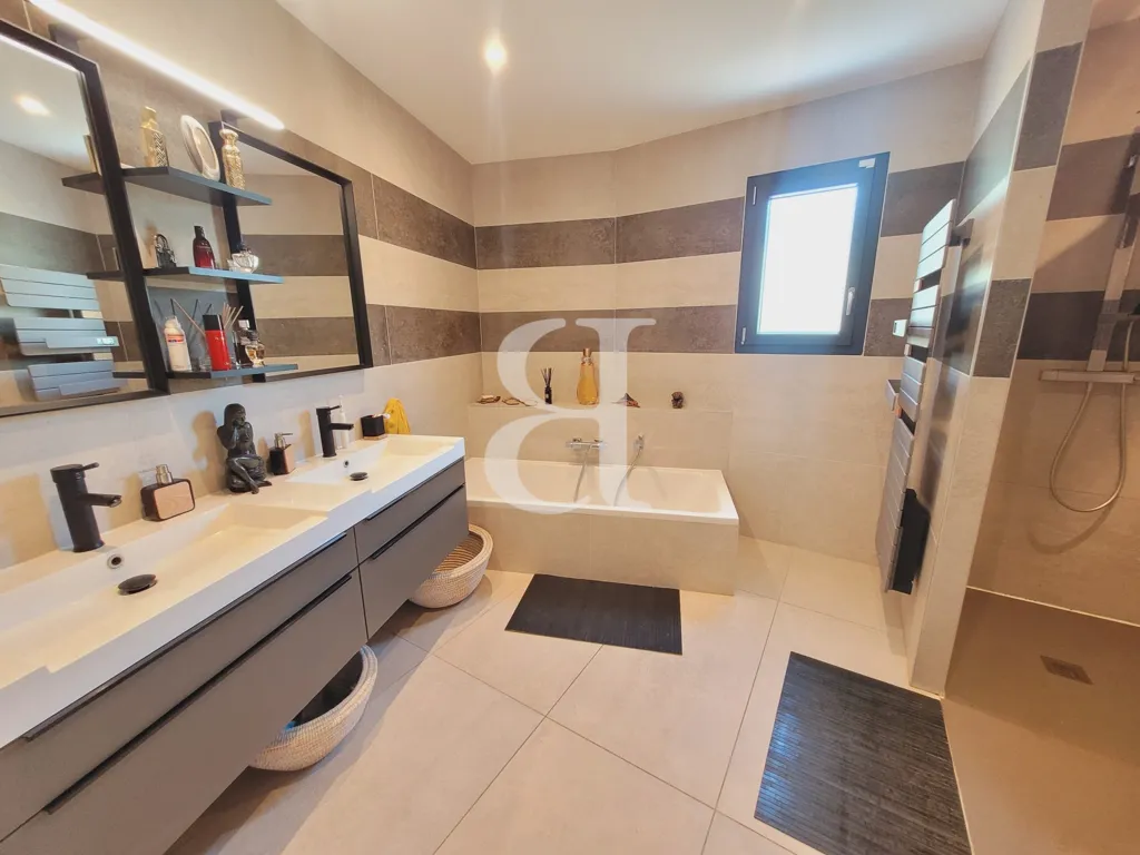 Vannitoad - Contemporary Villa with Pool in La Bégude de Mazenc