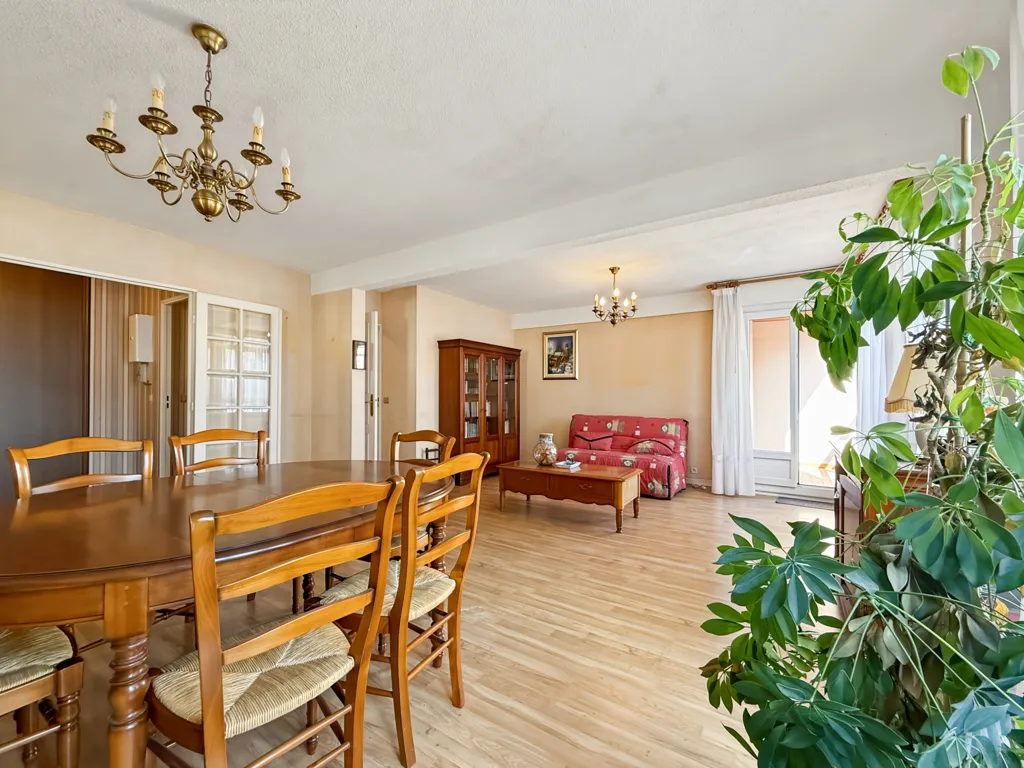 Salle à manger - Appartement Traversant avec Garage et Balcon à Clermont-Ferrand