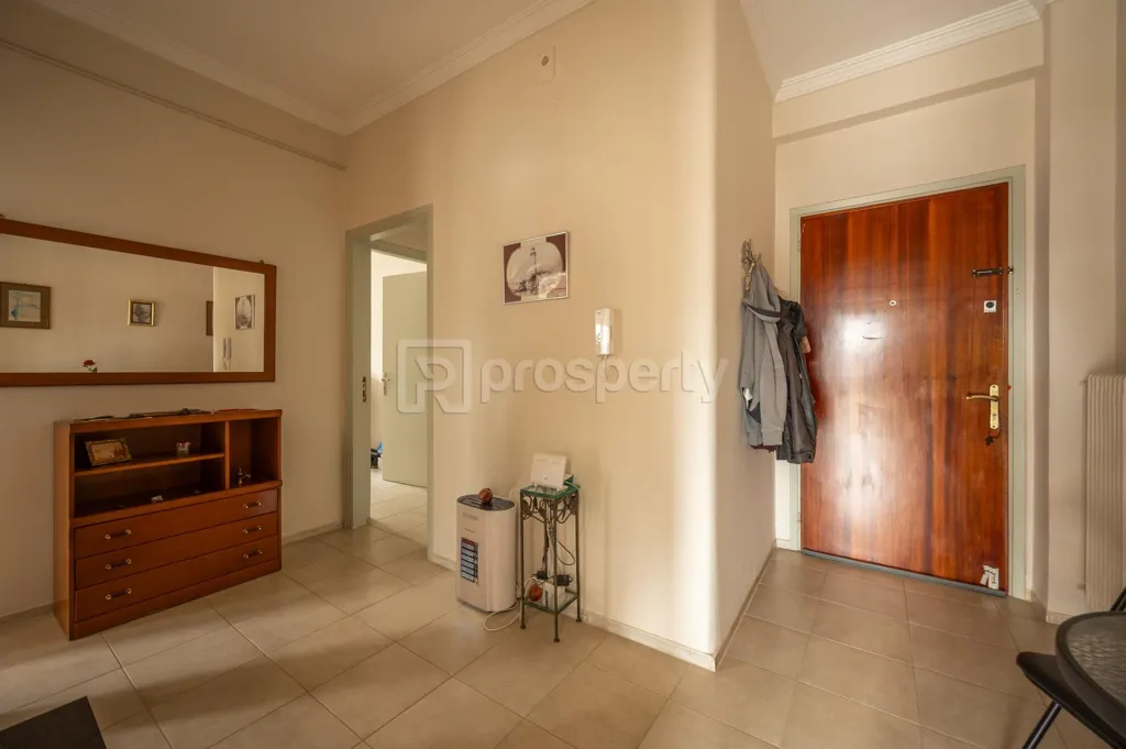 Esik - South-Facing Apartment with Balconies in Patra