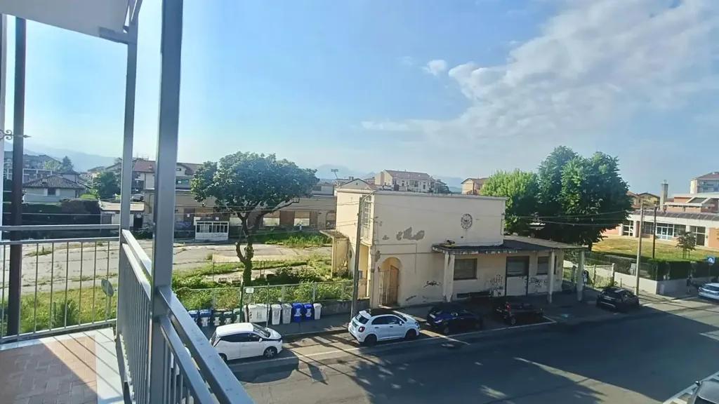 Balcon - Brightly Laid-out Flat in Orbassano