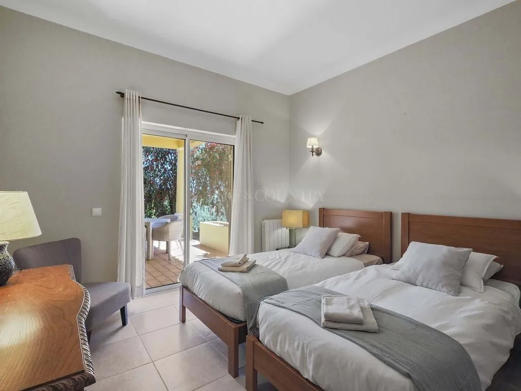 Magamistoad - Luxury Villa with Golf Views in Estômbar