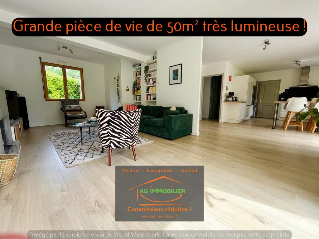 Séjour - Maison Récemment Construite avec Terrasse à Pacé