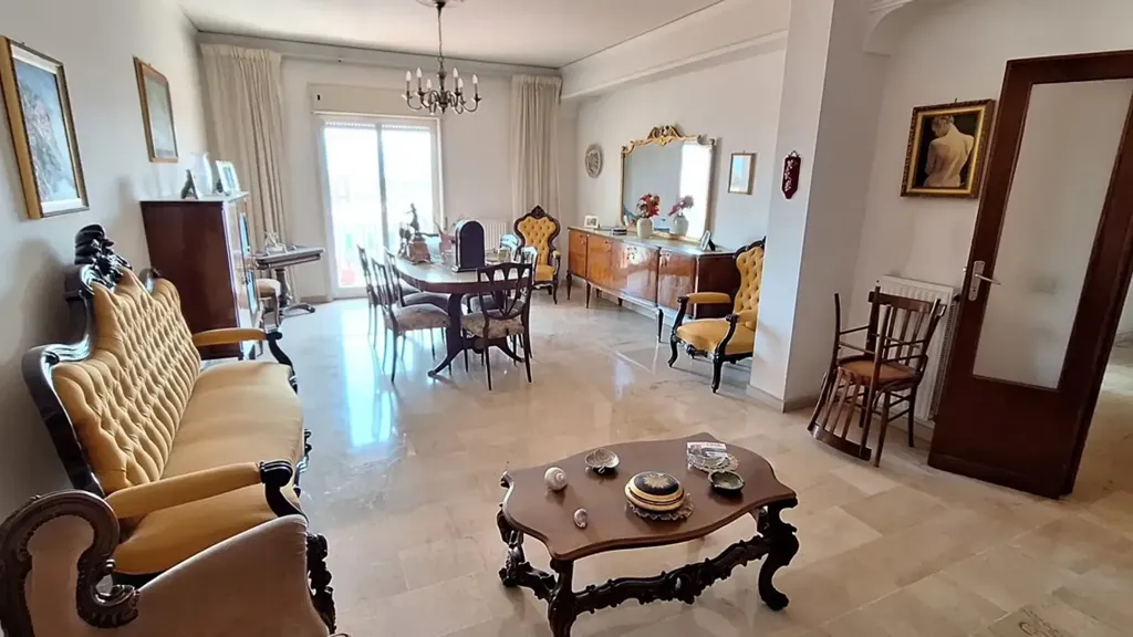 Séjour - Spacious Apartment with Balcony in Messina