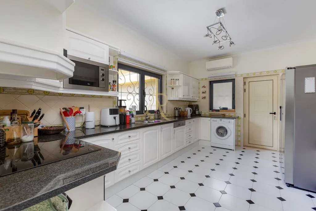 Cuisine - Luxury Villa with Golf Access in Alvor