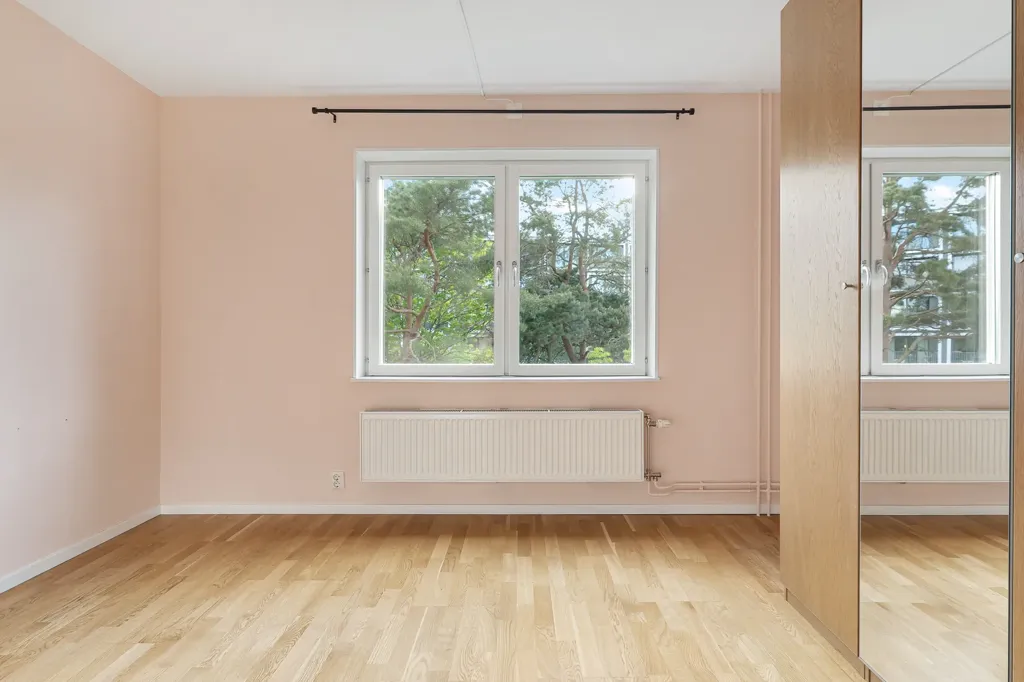 Pièces - Corner Flat with West-Facing Balcony in Norra Ängby