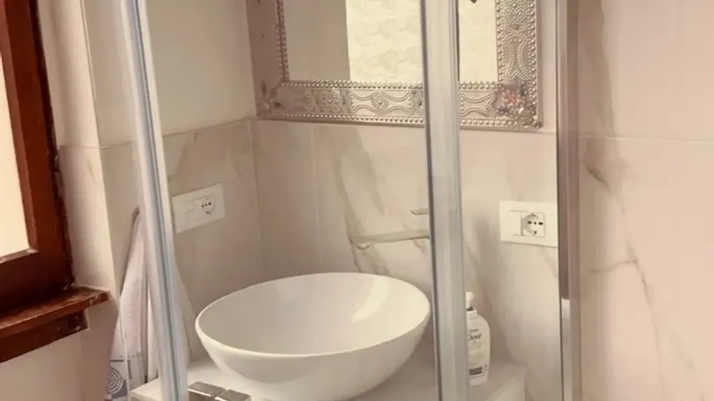 Salles de bain - Rented Studio with Balcony in Clusone