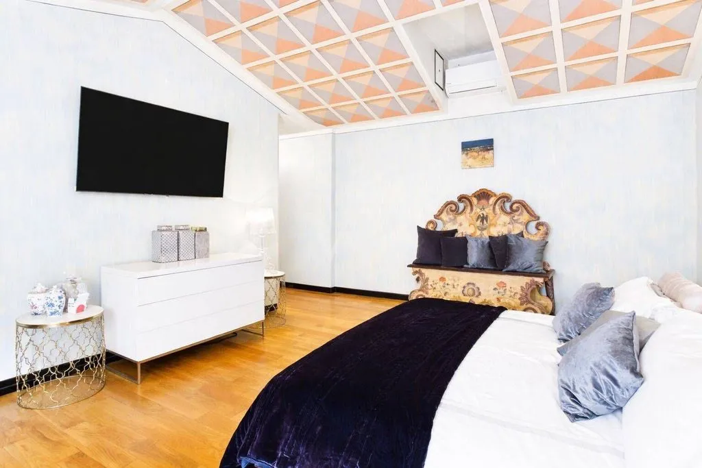 Magamistoad - Napoleonic Mansion with Triple Garage in Verona